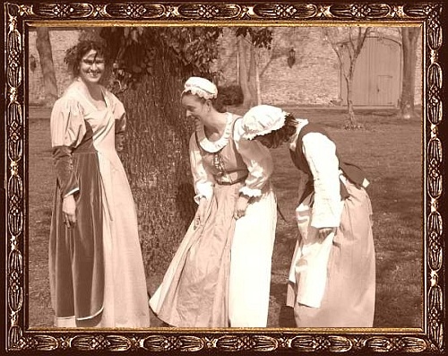 Olivia mit Gesinde (Carmen Kiwitz, Claudia Heldt, Cathrin Brunntrger)